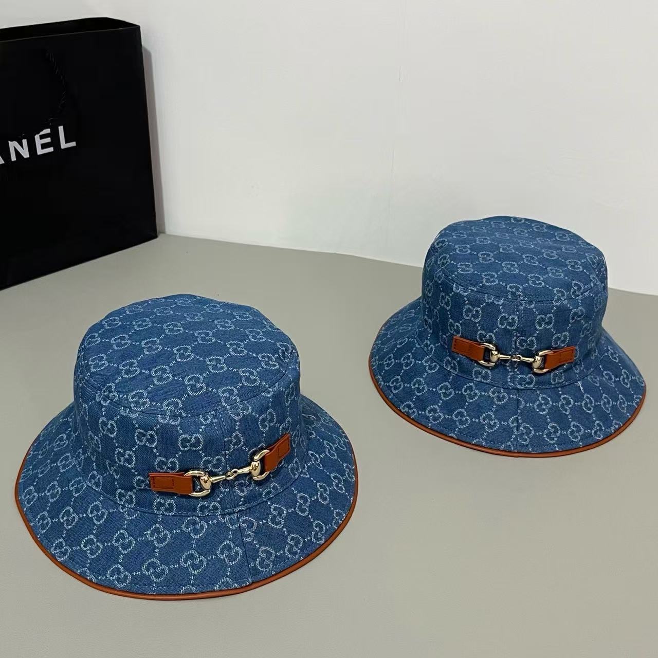 Blue Gucci interlocking GG monogram gold-toned horsebit bucket hat - Image 4