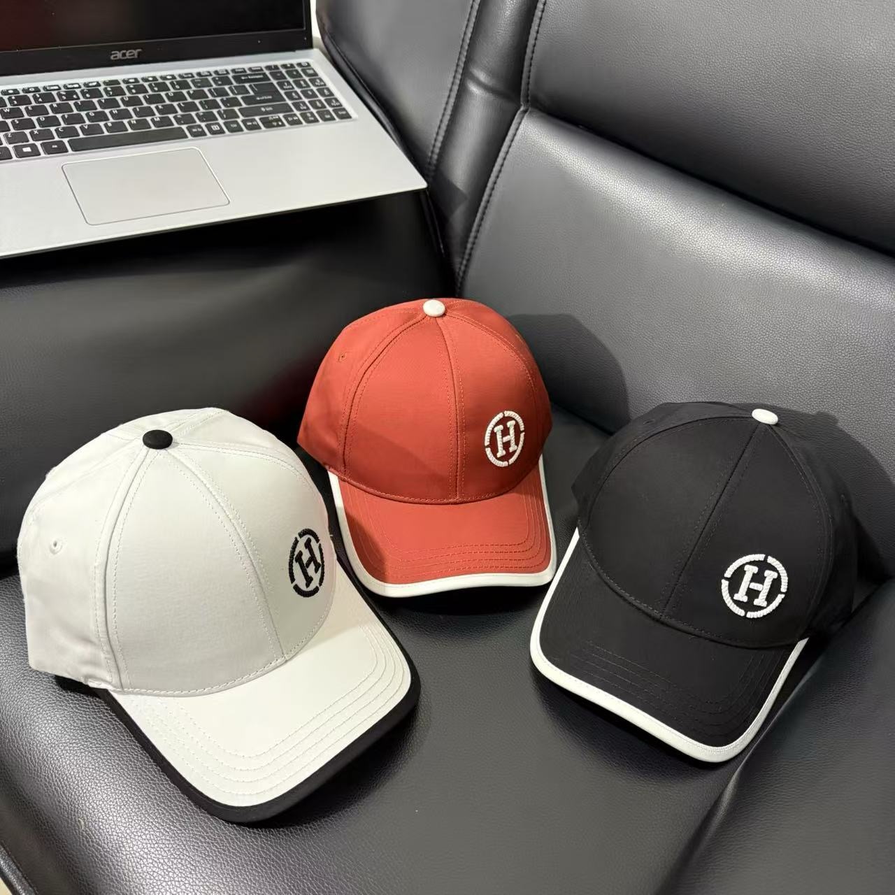 Black Hermes embroidered circular "H" logo white trim baseball hat - Image 2