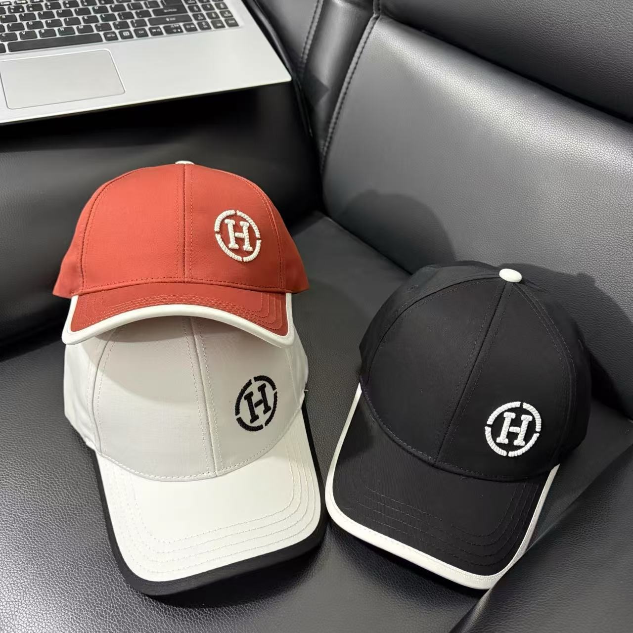 Black Hermes embroidered circular "H" logo white trim baseball hat - Image 3