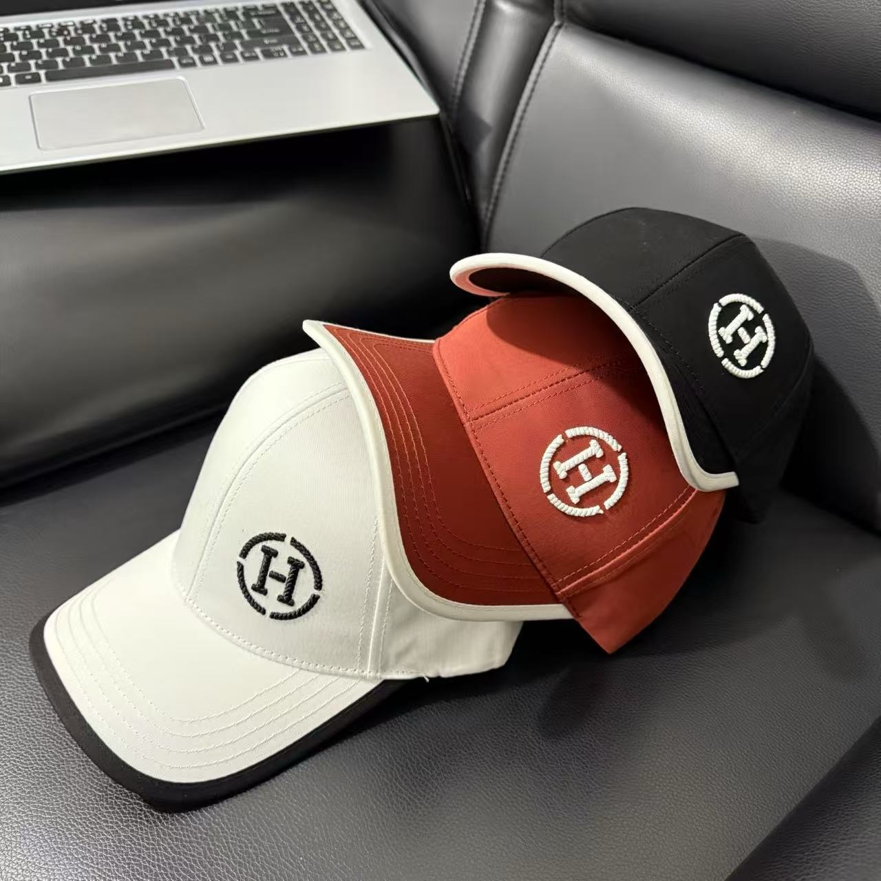 Black Hermes embroidered circular "H" logo white trim baseball hat - Image 4