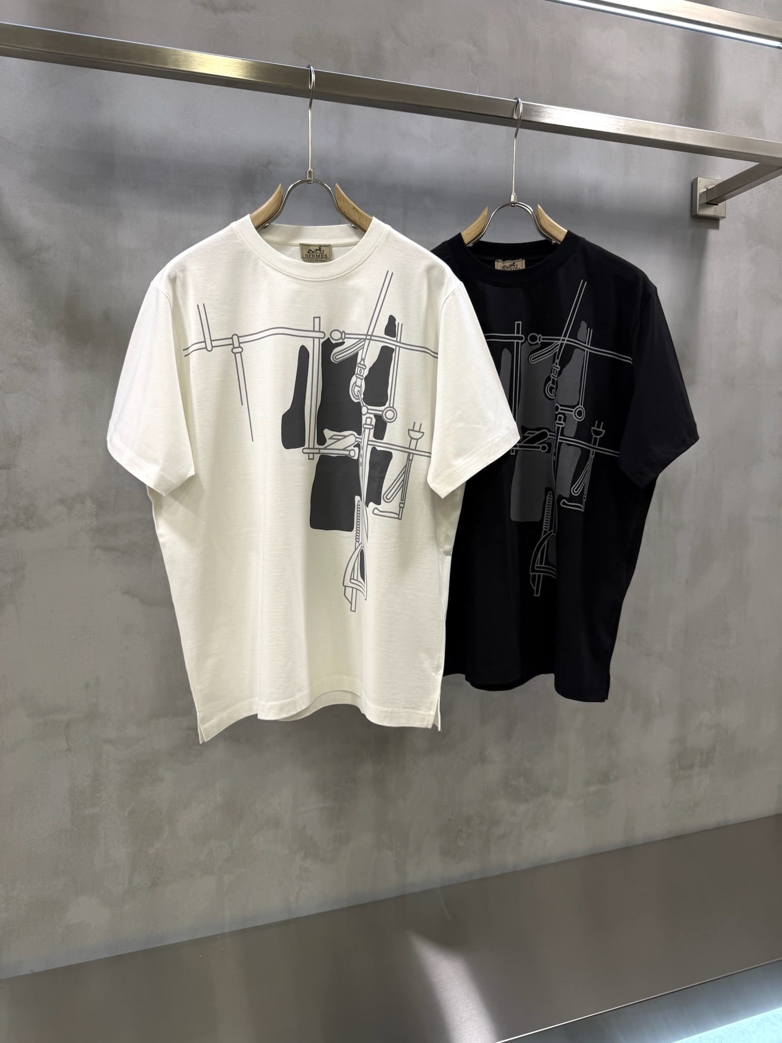 Black hermes harnais en gouache 3D cotton tee - Image 3