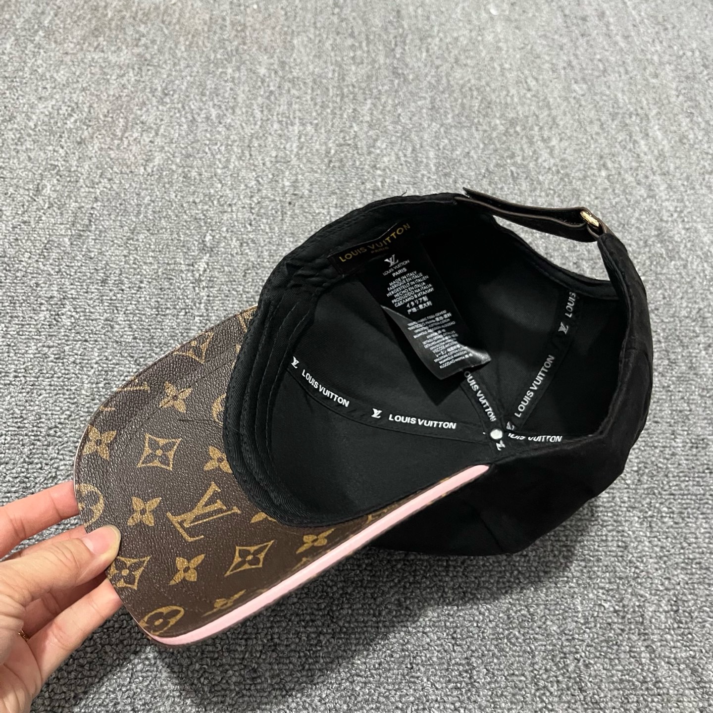 Black LV logo cap - Image 2