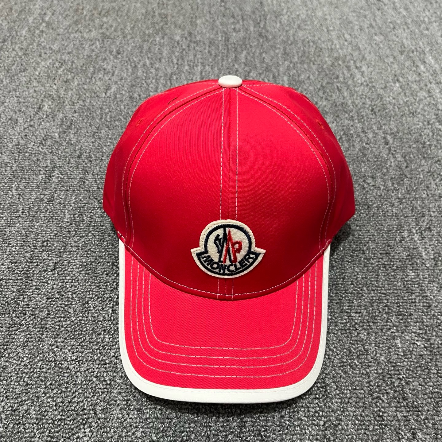 Red Moncler Logo-Patch white brim baseball cap
