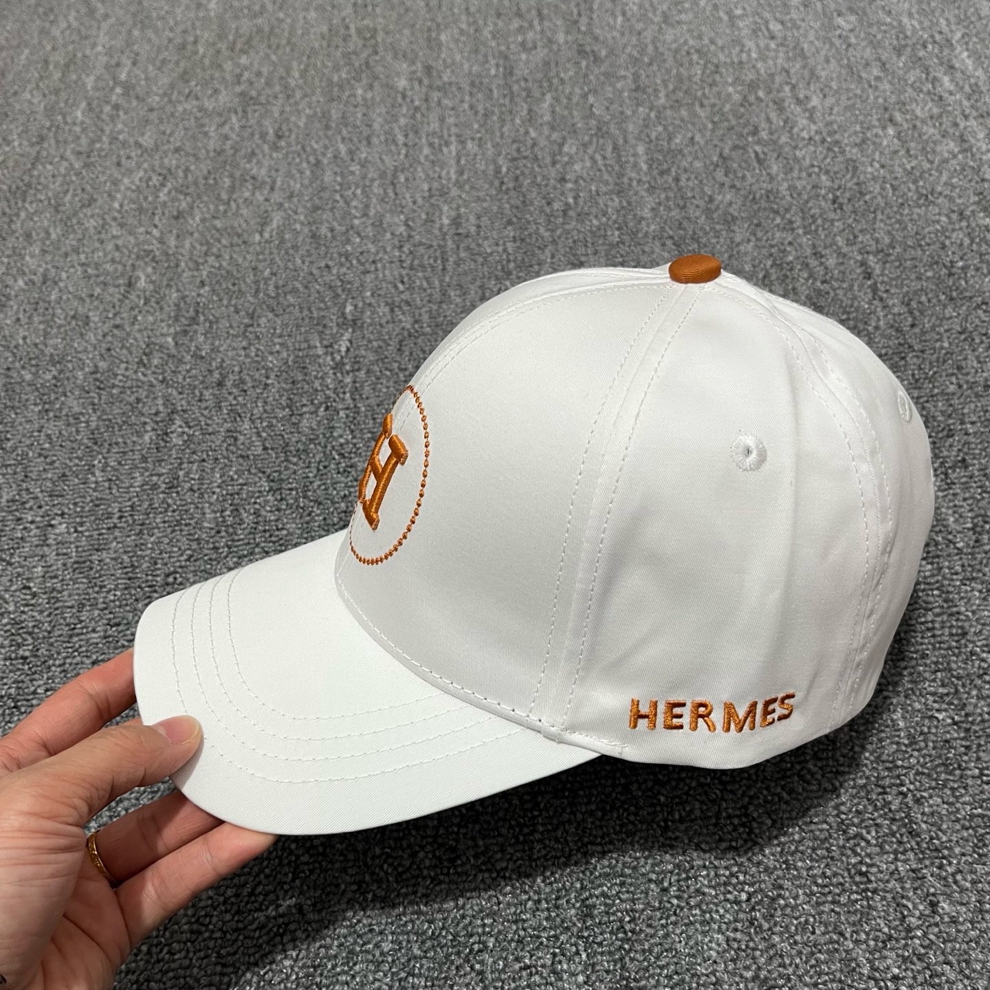 White Hermes embroidered circular "H" logo baseball cap - Image 2