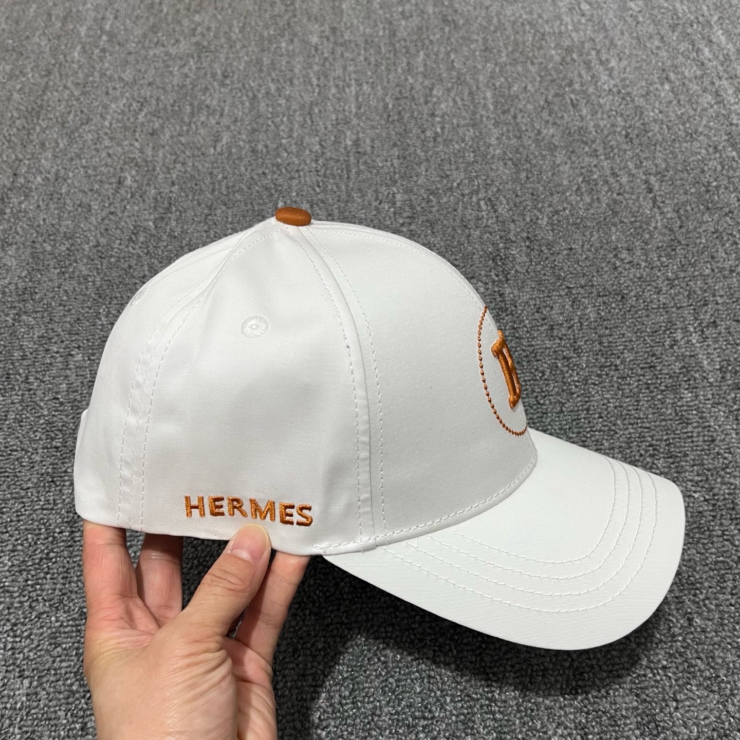 White Hermes embroidered circular "H" logo baseball cap - Image 3