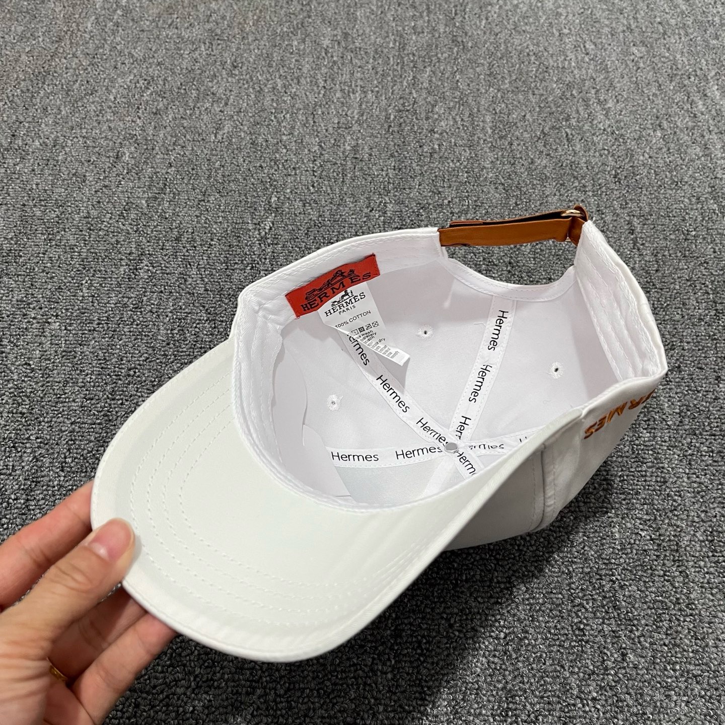 White Hermes embroidered circular "H" logo baseball cap - Image 4