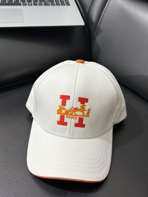 White Hermès signature carriage paris embroidered baseball cap
