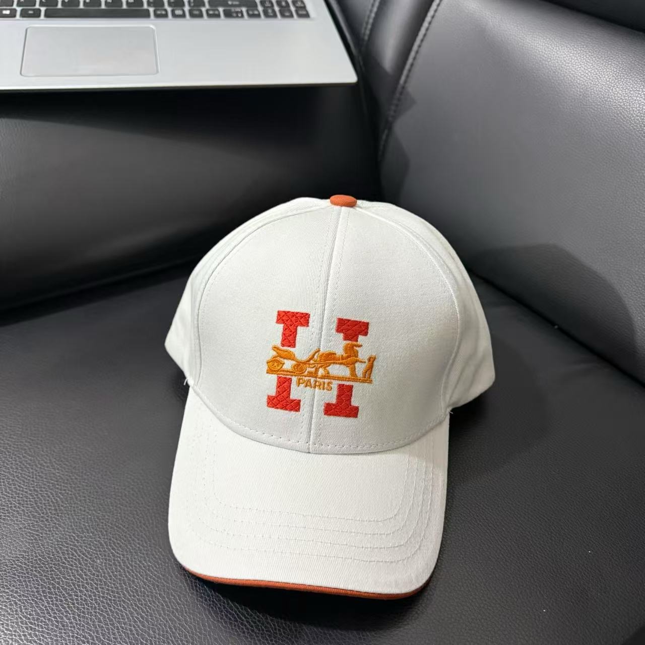 White Hermès signature carriage paris embroidered baseball cap