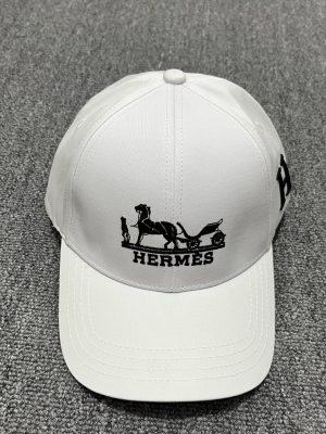White Hermès embroidered carriage logo baseball hat