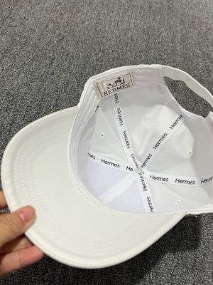 White Hermès embroidered carriage logo baseball hat