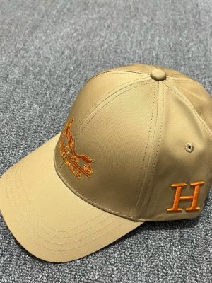 Beige Hermès embroidered carriage logo baseball hat