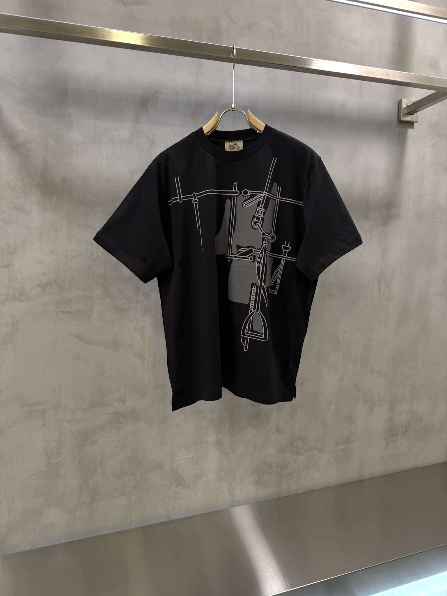 Black hermes harnais en gouache 3D cotton tee