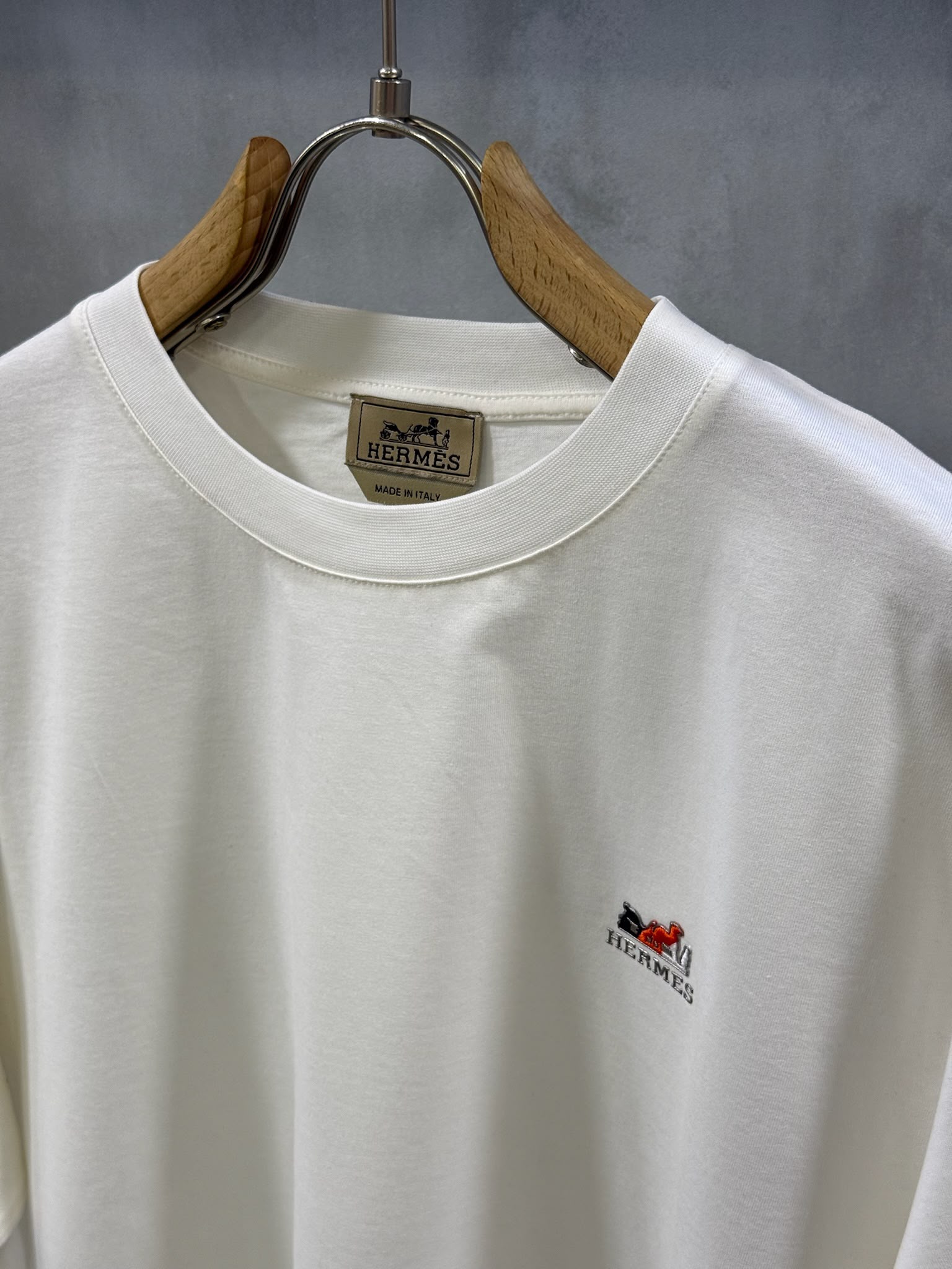 White Hermès distinctive red camel embroidered cotton T-shirt - Image 3