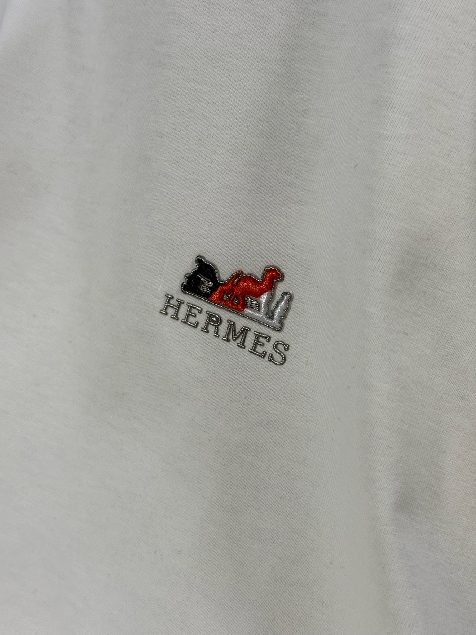 White Hermès distinctive red camel embroidered cotton T-shirt - Image 2