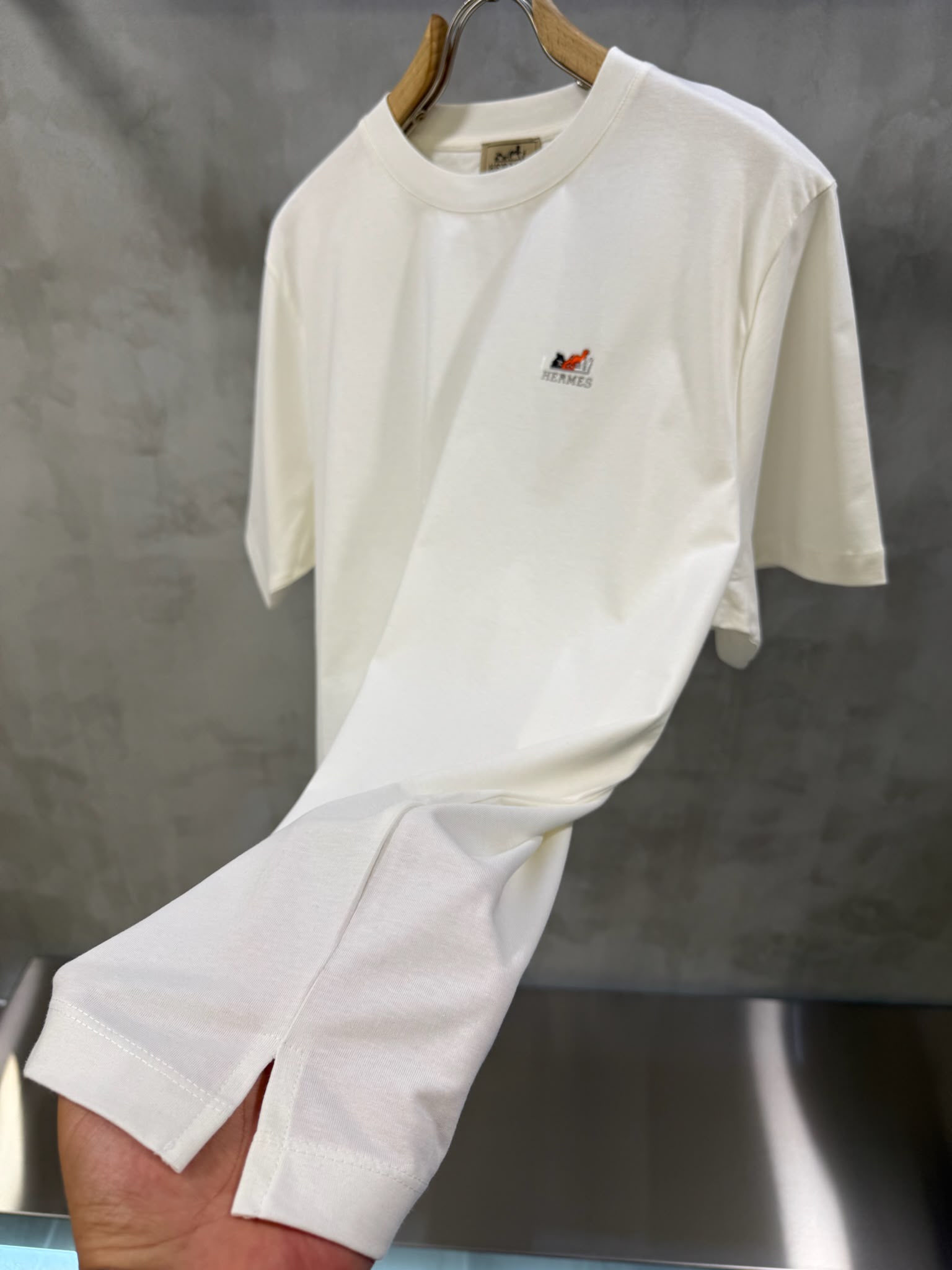 White Hermès distinctive red camel embroidered cotton T-shirt - Image 4