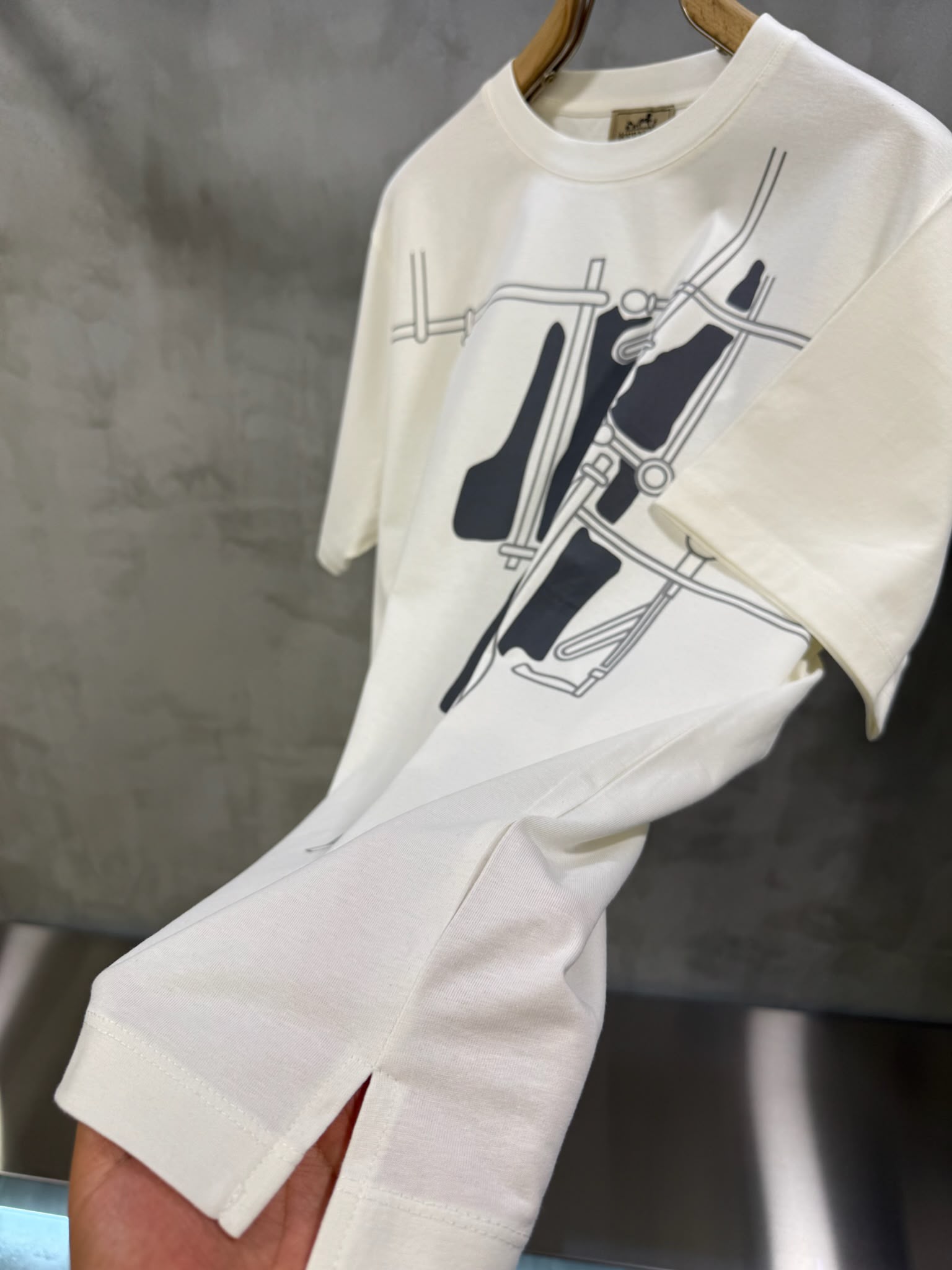 White hermes harnais en gouache 3D cotton tee - Image 5