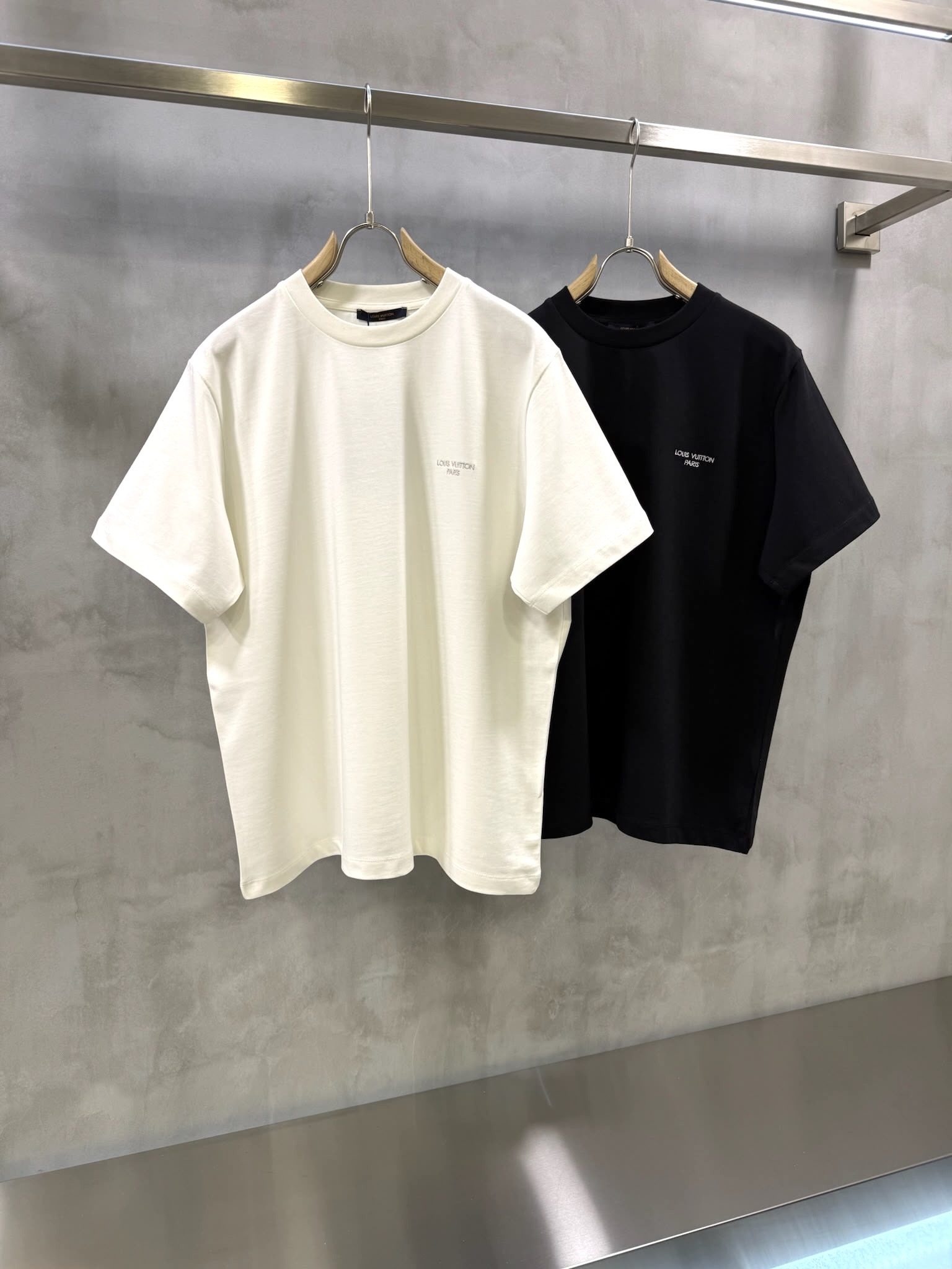 Black LV embroidered signature logo script cotton t-shirt - Image 3